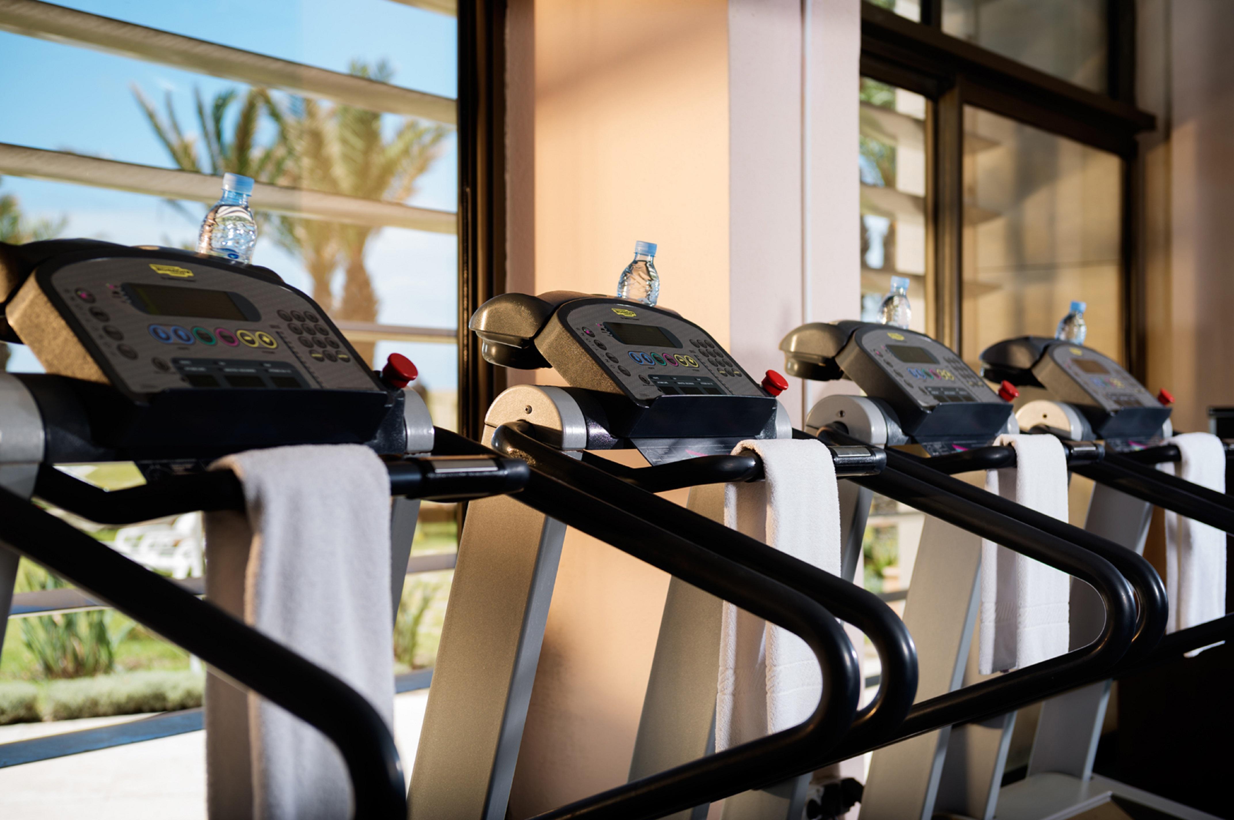 Moevenpick Hotel & Casino Malabata Tanger Екстер'єр фото Treadmills at a gym